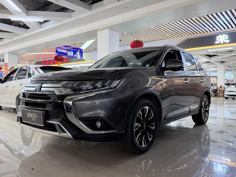 Mitsubishi Outlander — фото 1