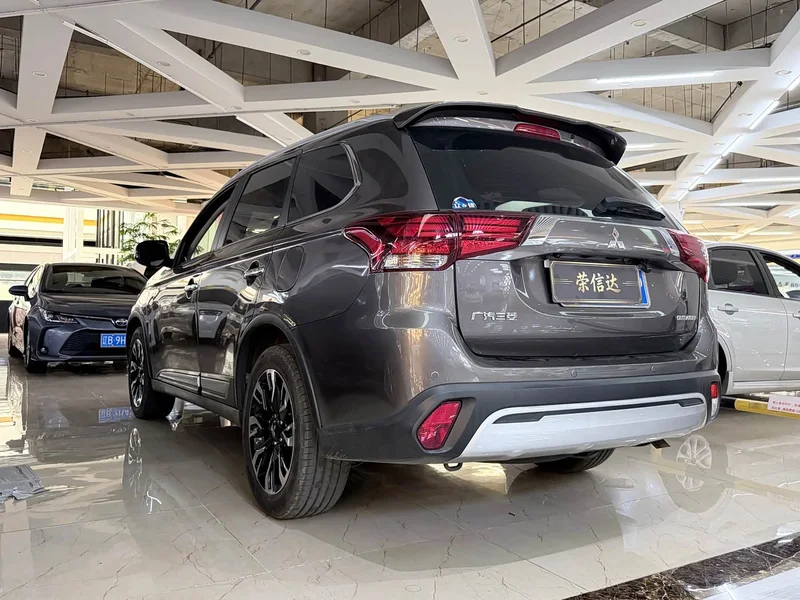 Mitsubishi Outlander — фото 3