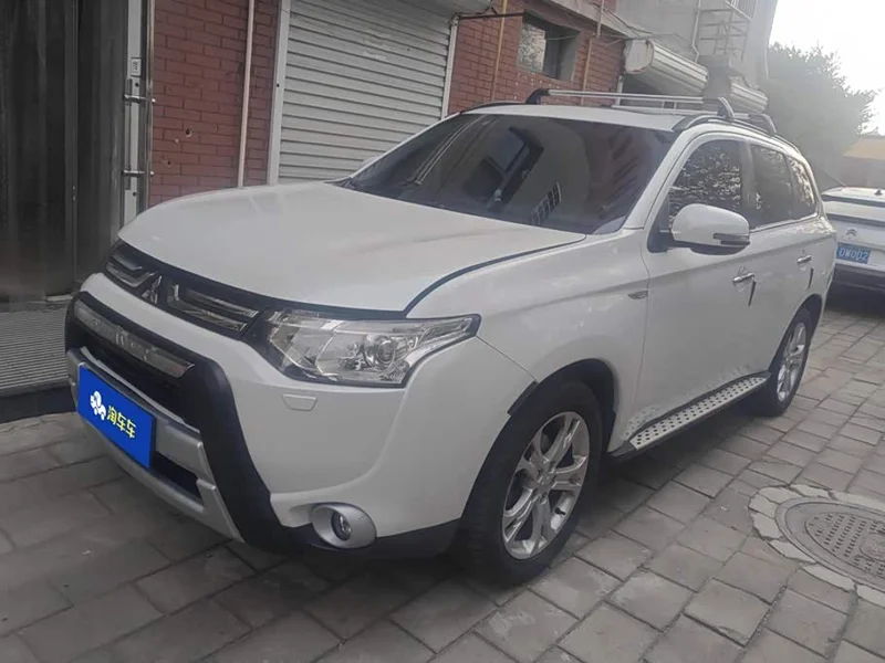 Mitsubishi Outlander — фото 1
