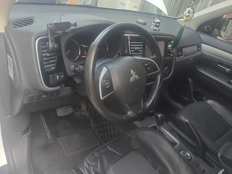 Mitsubishi Outlander — фото 12