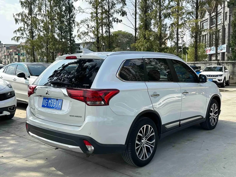 Mitsubishi Outlander — фото 11