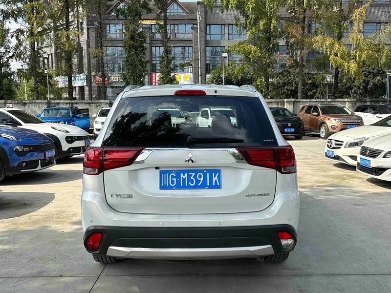 Mitsubishi Outlander — фото 12