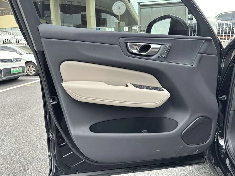 Volvo XC60 — фото 11
