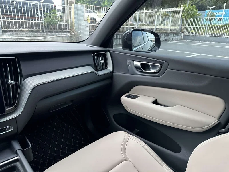 Volvo XC60 — фото 13