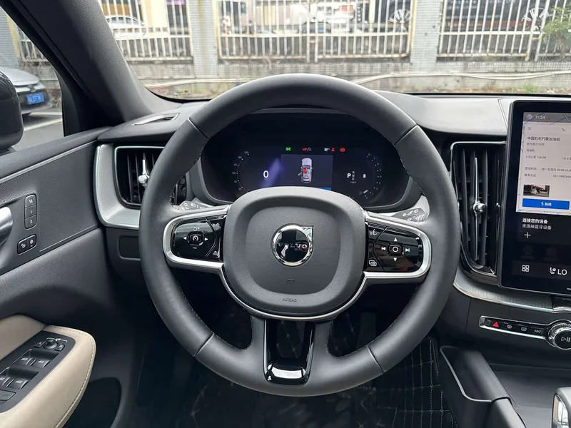 Volvo XC60 — фото 9