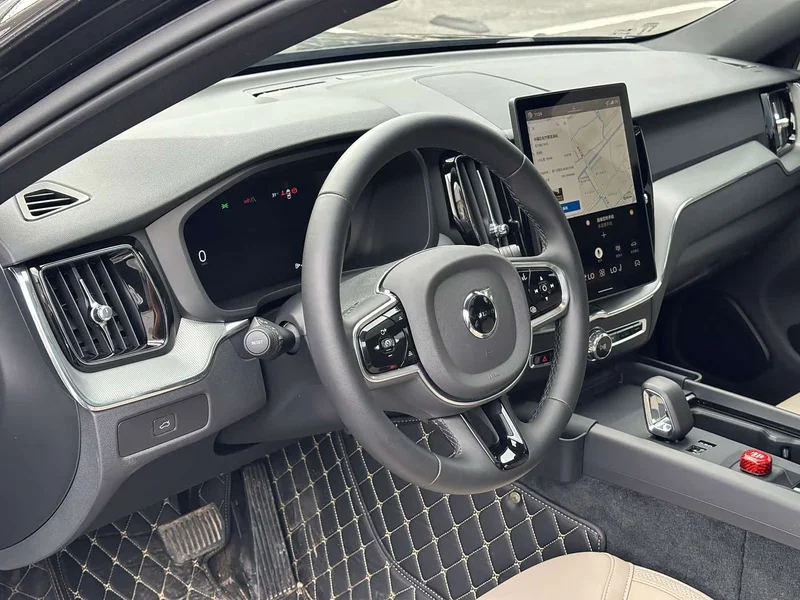 Volvo XC60 — фото 10
