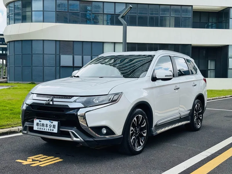 Mitsubishi Outlander — фото 1