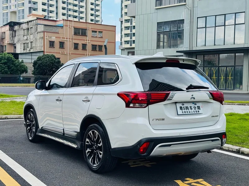 Mitsubishi Outlander — фото 7
