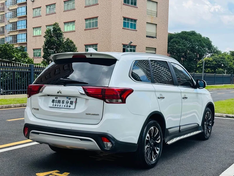 Mitsubishi Outlander — фото 9