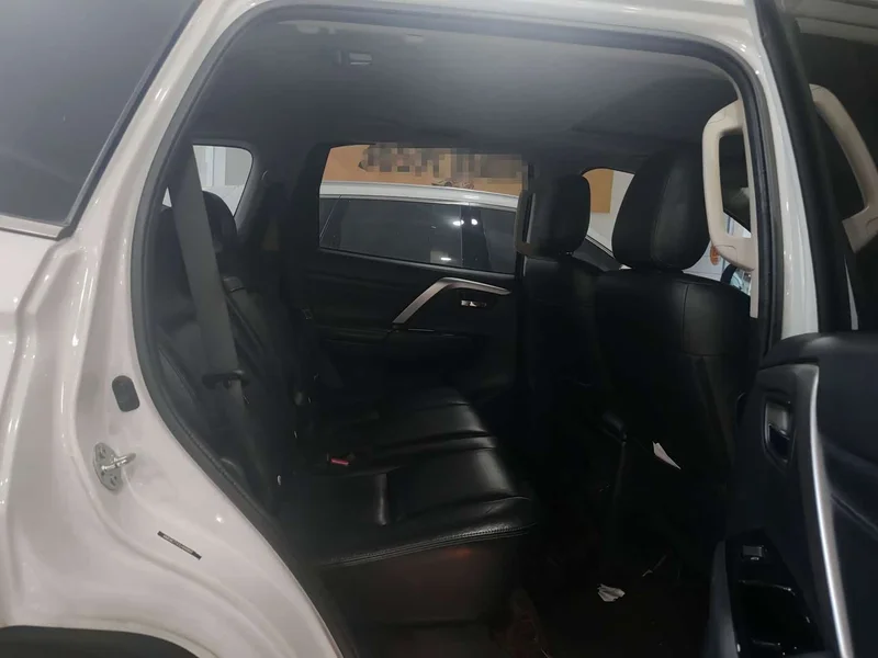 Mitsubishi Pajero (Imported) — фото 11