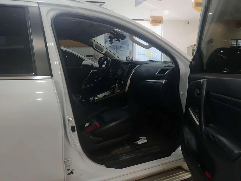Mitsubishi Pajero (Imported) — фото 12