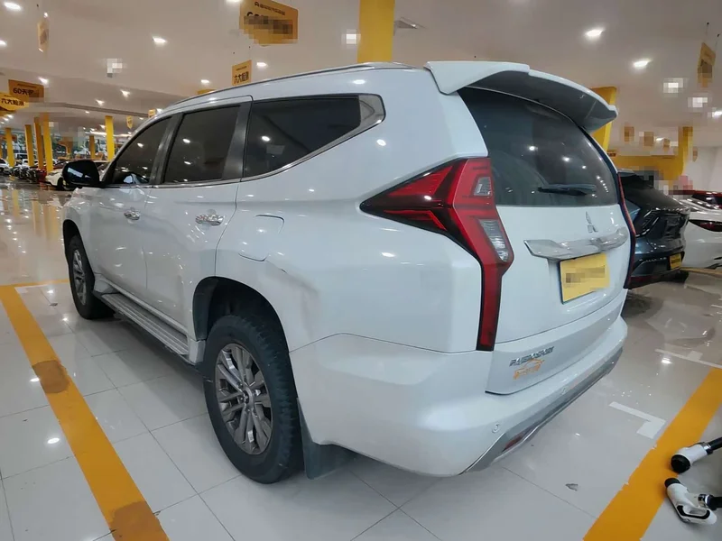 Mitsubishi Pajero (Imported) — фото 13