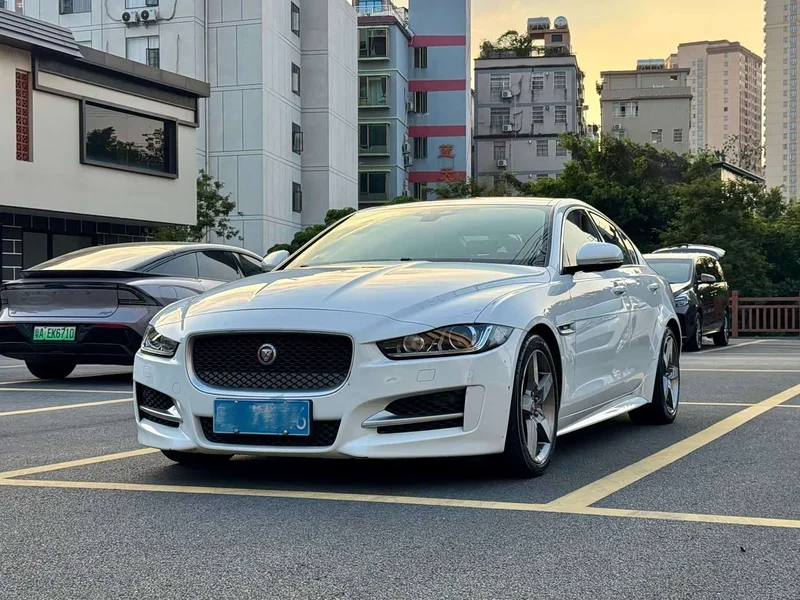 Jaguar XE — фото 1
