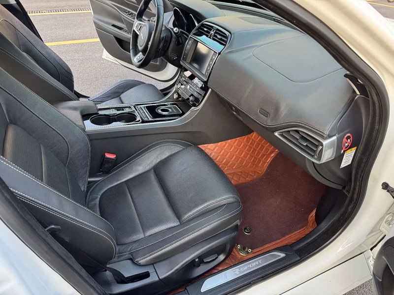 Jaguar XE — фото 11