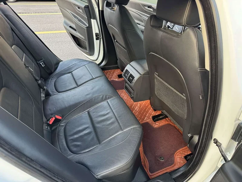 Jaguar XE — фото 12