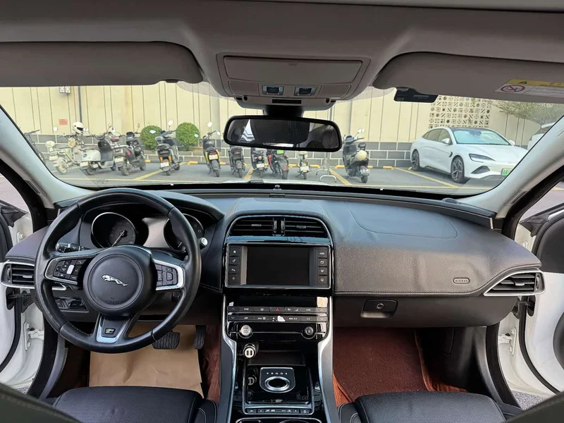 Jaguar XE — фото 13