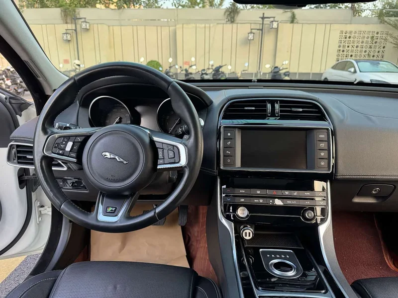 Jaguar XE — фото 14