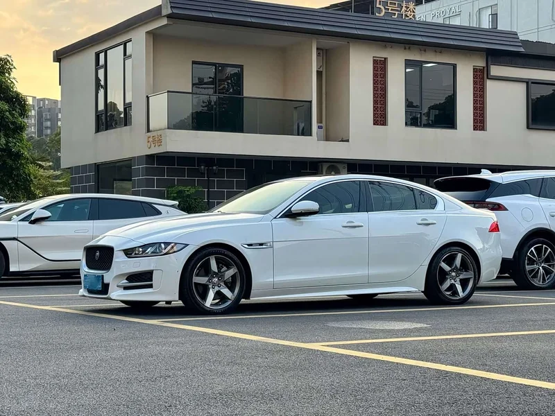 Jaguar XE — фото 2