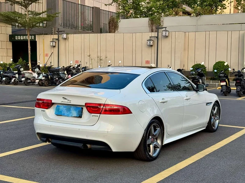 Jaguar XE — фото 5