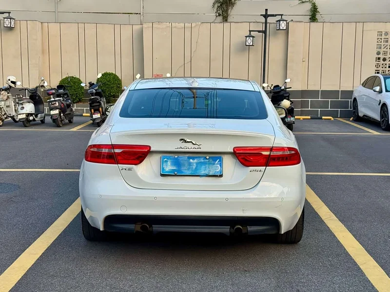 Jaguar XE — фото 6