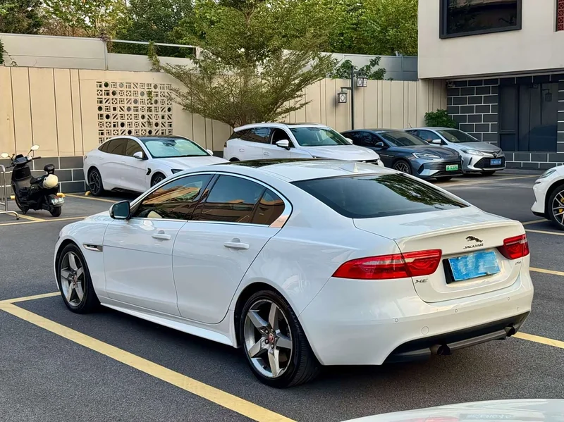 Jaguar XE — фото 7