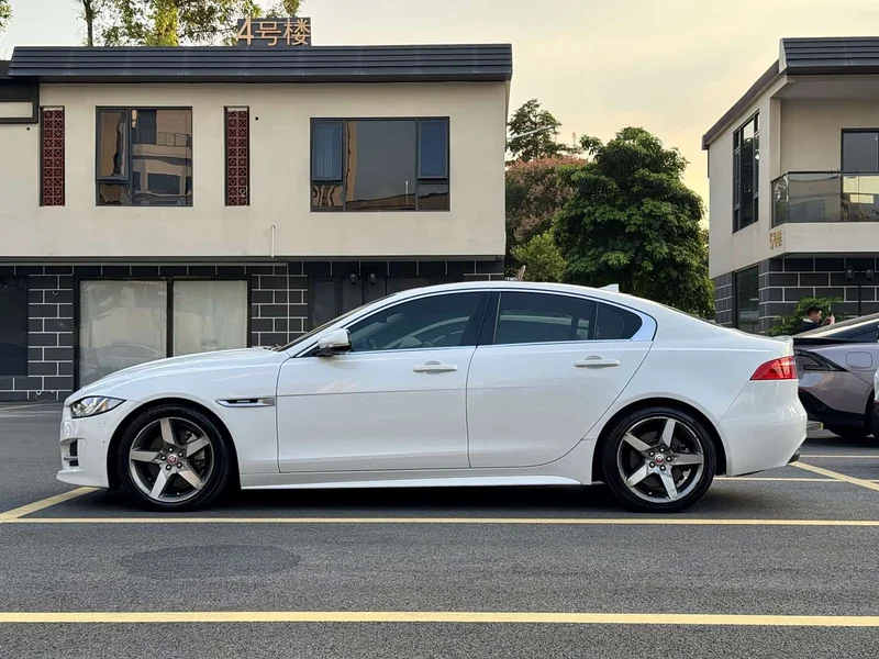 Jaguar XE — фото 8