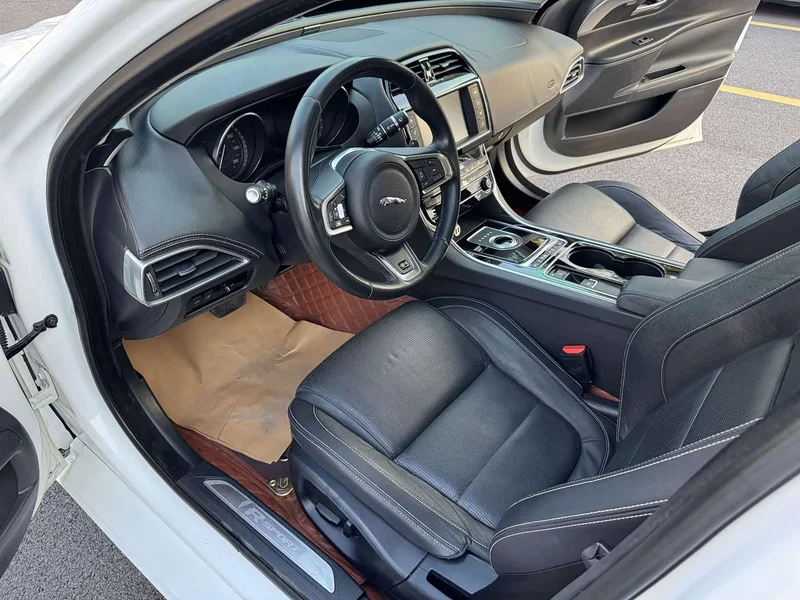 Jaguar XE — фото 9