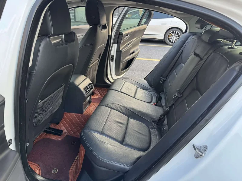 Jaguar XE — фото 10