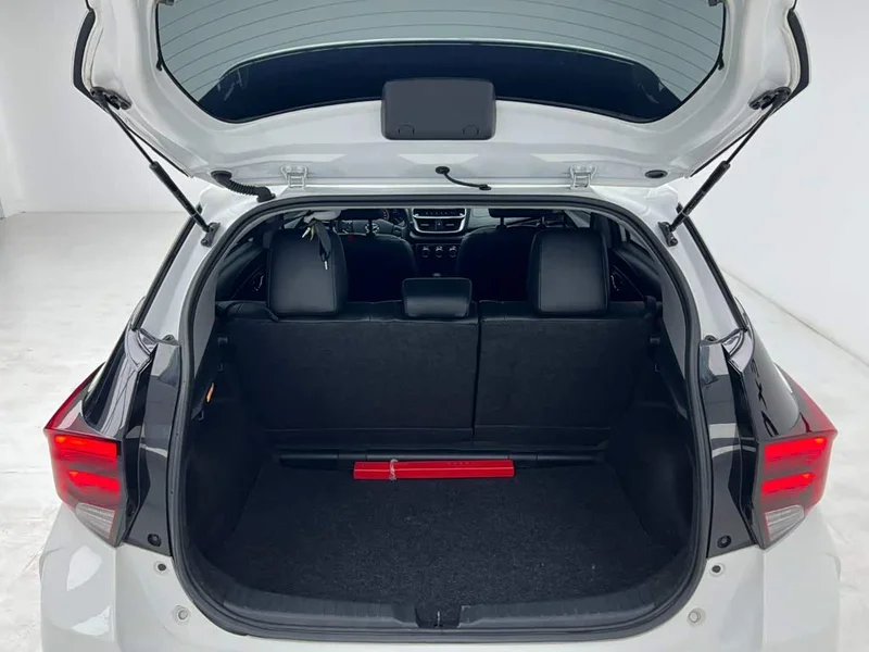 Toyota Yaris L — фото 11