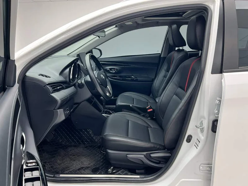 Toyota Yaris L — фото 14