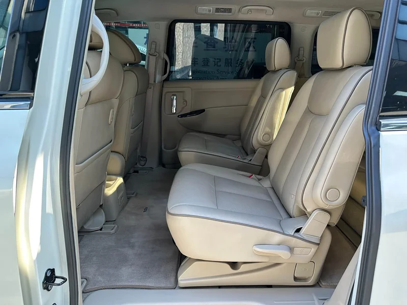 Toyota HiAce GranCabin — фото 10