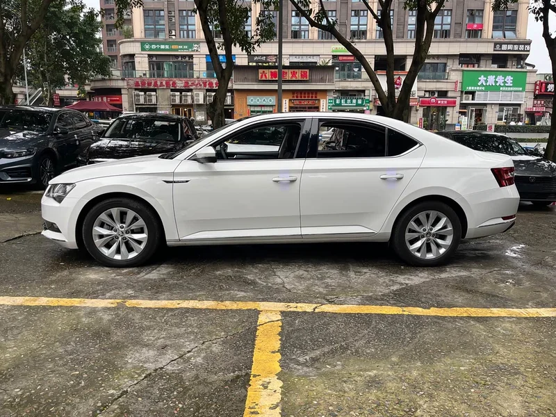 Skoda Superb — фото 4