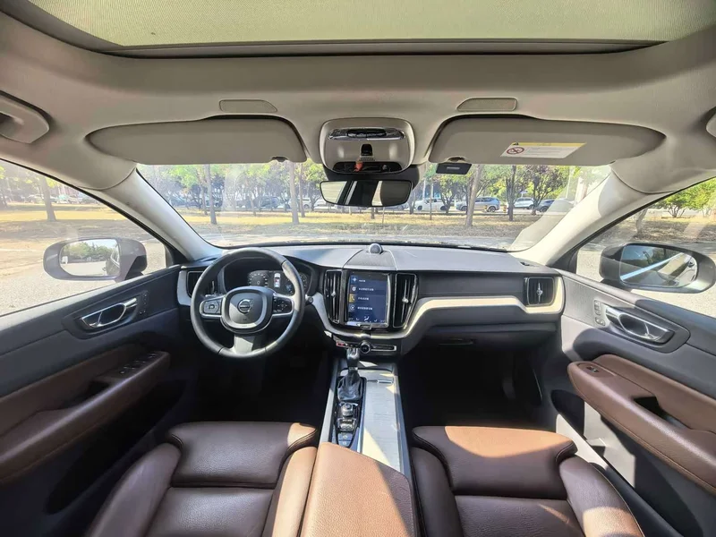 Volvo XC60 — фото 10