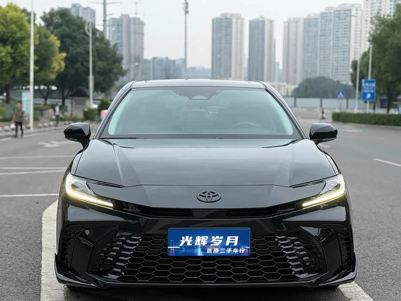 Toyota Camry — фото 2