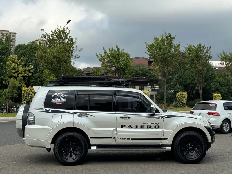 Mitsubishi Pajero (Imported) — фото 12