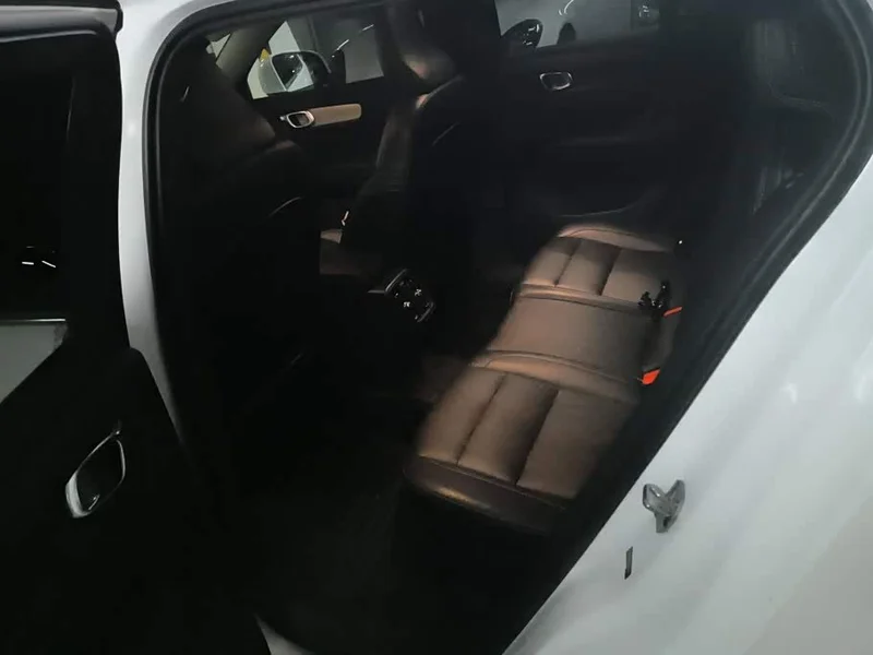 Volvo XC40 — фото 11