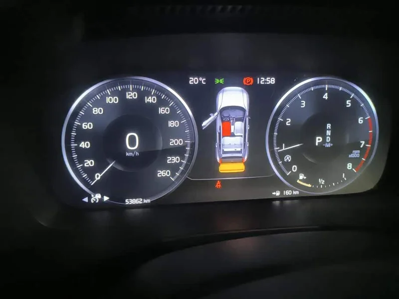 Volvo XC40 — фото 14