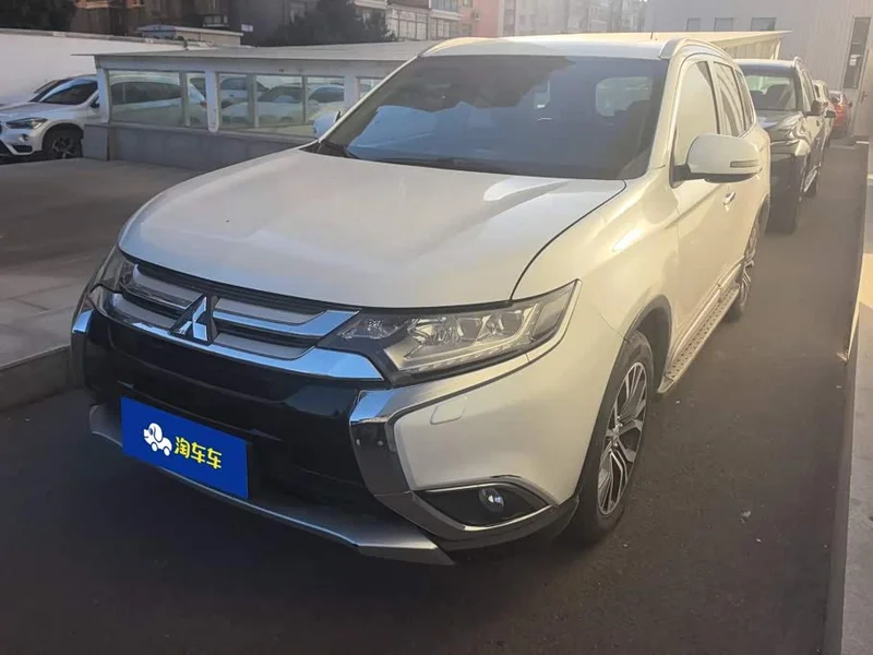 Mitsubishi Outlander — фото 1