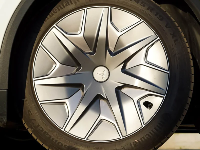 Tesla Model Y — фото 11
