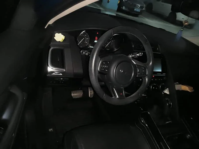 Jaguar E-PACE — фото 15