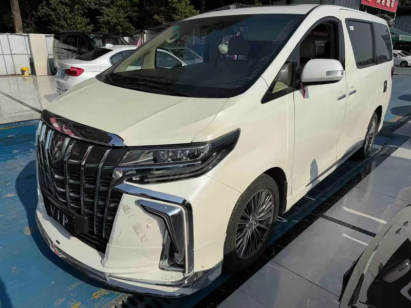 Toyota Alphard — фото 1