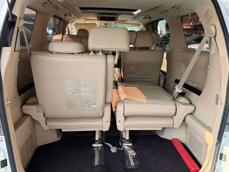 Toyota Alphard — фото 9