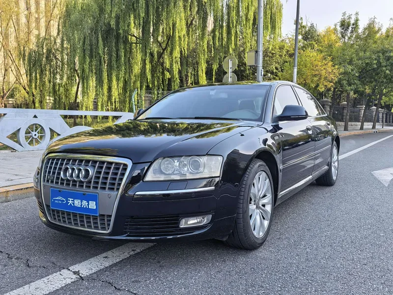 Audi A8 — фото 1
