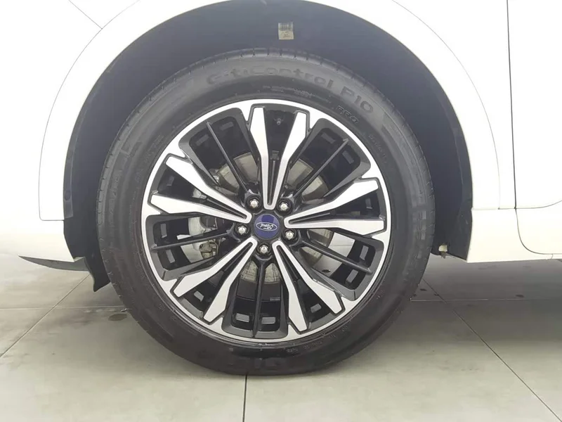 Ford Edge — фото 17