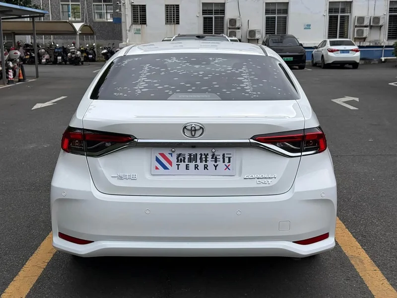 Toyota Corolla — фото 5