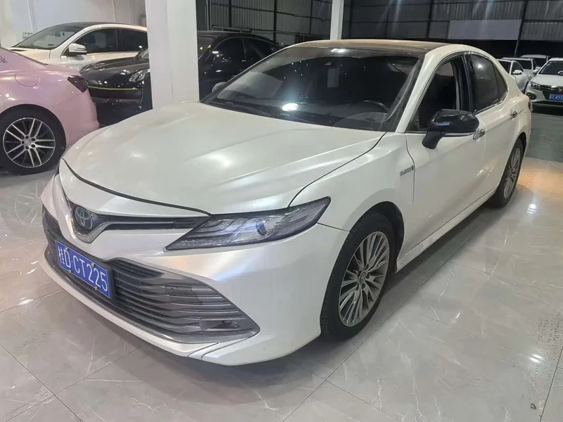Toyota Camry — фото 1