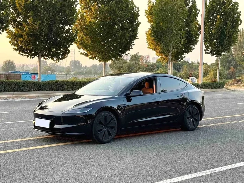 Tesla Model 3 — фото 1