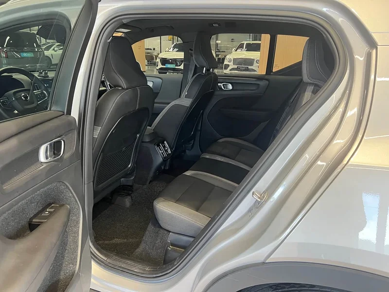 Volvo XC40 — фото 10