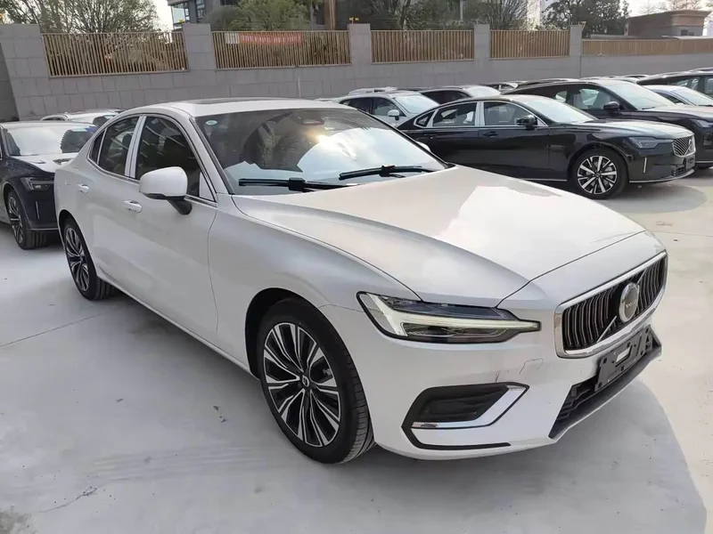 Volvo S60 — фото 1