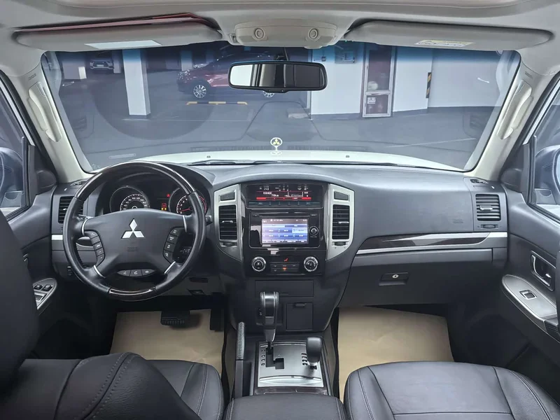 Mitsubishi Pajero (Imported) — фото 11